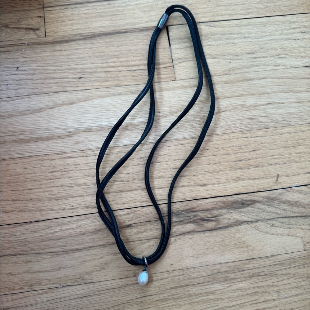 Elegant Black Leather Necklace with Pearl Pendant